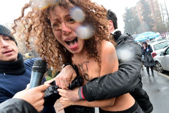 Los hechos se dieron cuando Berlusconi acudió a depositar su voto en un colegio electoral en Milán (norte), indicó un periodista de la AFP.