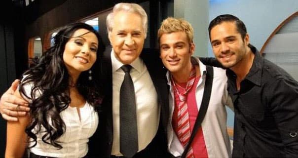 Pero en 'Los exitosos Pérez' había otro personaje homosexual que le ponía un toque de comedia a la historia, 'Charlie' era parte del equipo de producción de 'Global News', personaje que interpretó Mauricio Mejía. Paty Díaz tuvo un papel seductor en este proyecto de José Alberto Castro.