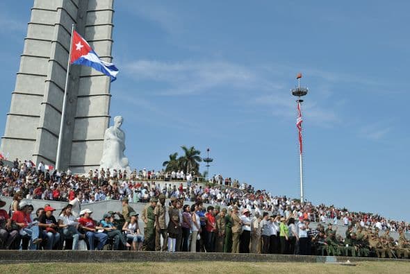 "Al imperio, un mensaje claro: los jóvenes no fallaremos porque la obra que construimos es de todos... no fallaremos porque la guía ha sido certera", dijo en el único discurso del acto una líder universitaria.