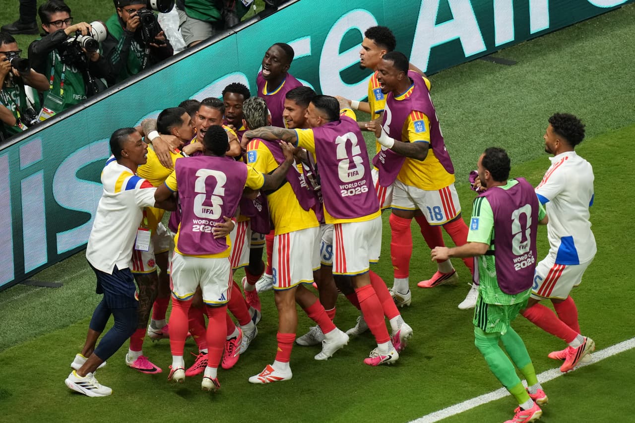 El colombiano Daniel Muñoz (2) celebra con sus compañeros tras marcar el primer gol de su equipo durante el partido de fútbol del Grupo K de la Copa del Mundo entre Colombia y el Congo, en Zapopan, cerca de Guadalajara (México), el martes 23 de junio de 2026.