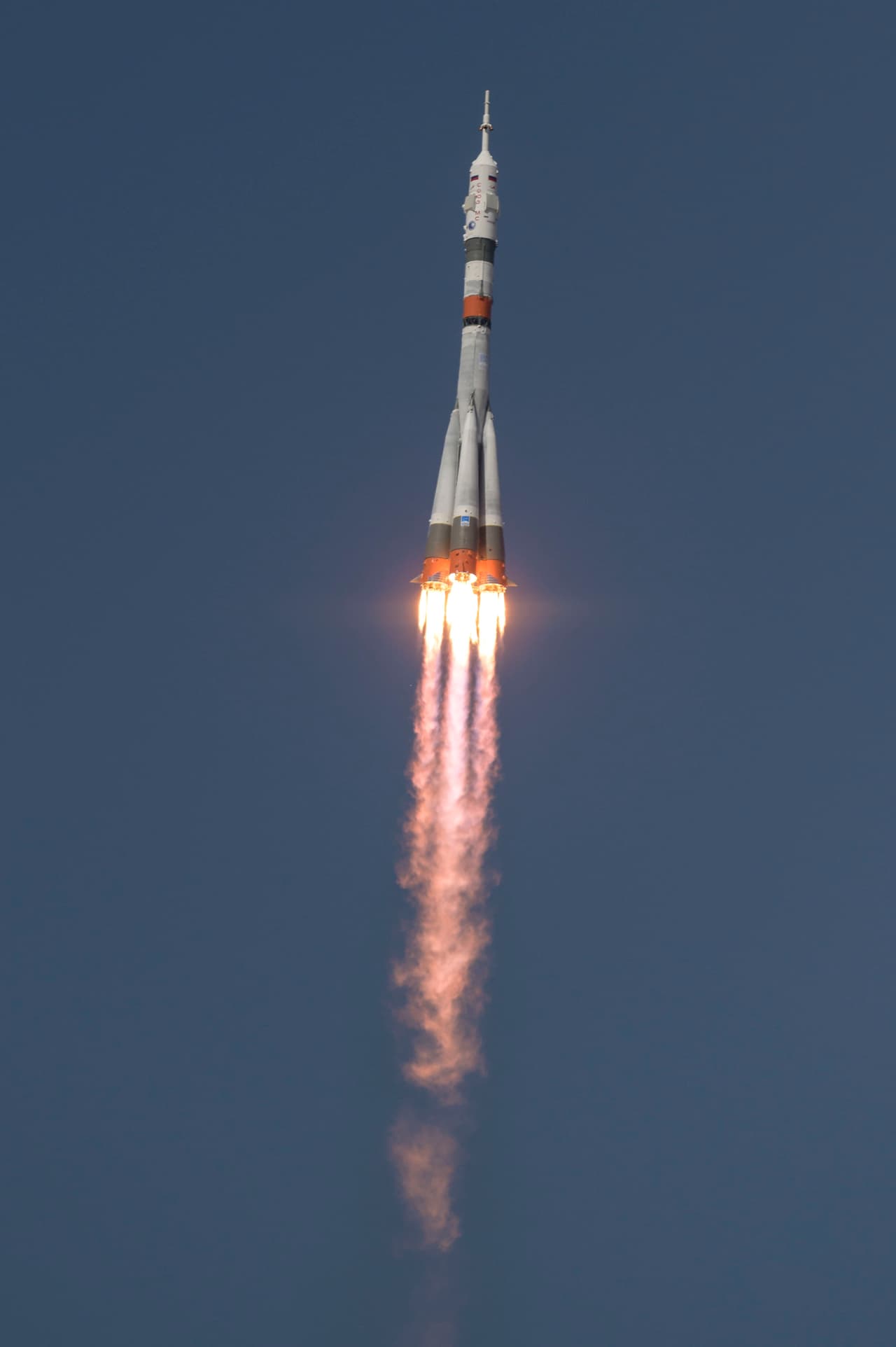 "Competíamos (la URSS y EEUU) al principio de los vuelos tripulados y es una de las razones que explican nuestro éxito", dijo el astronauta Mark Vande Hei el jueves. "El tiempo ha pasado y hemos comprendido que podíamos hacer más cosas juntos. Espero que siga", agregó.