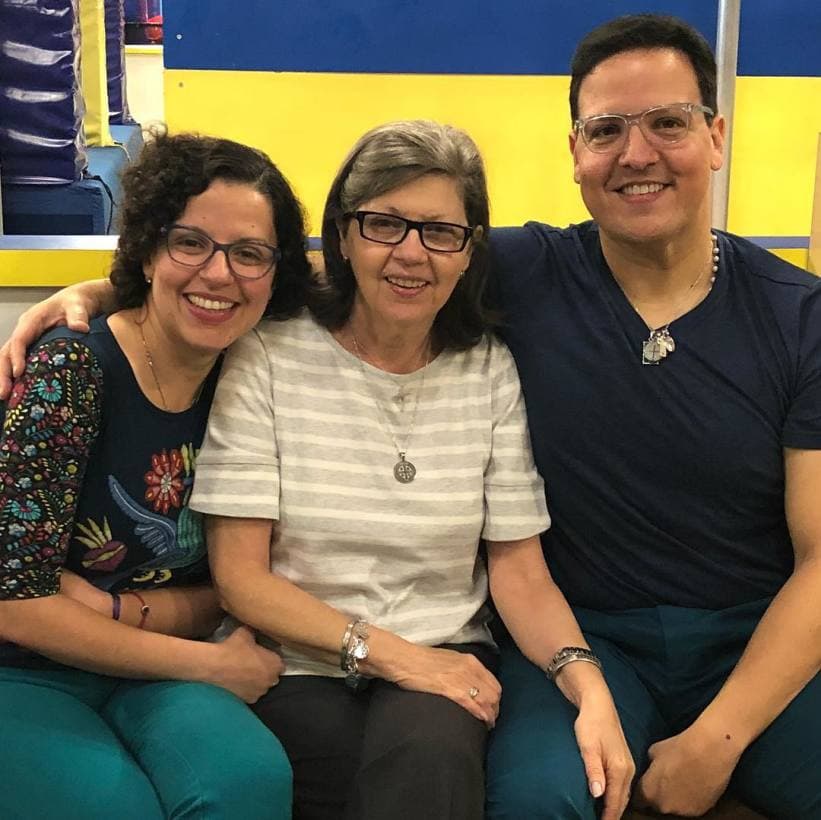 Para Raúl, la familia es su centro y así lo demuestra en esta foto junto a su madre y su hermana Malitza.