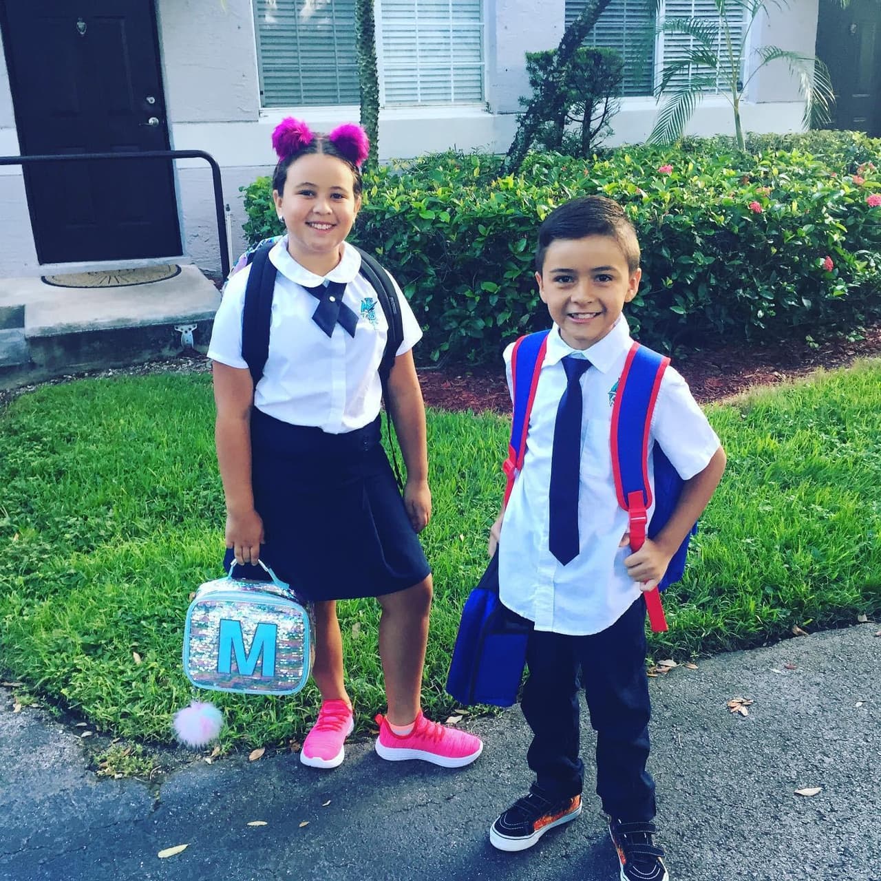 Maria Fernanda y Mauricio Flores llegando a su colegio Eugene B Thomas.