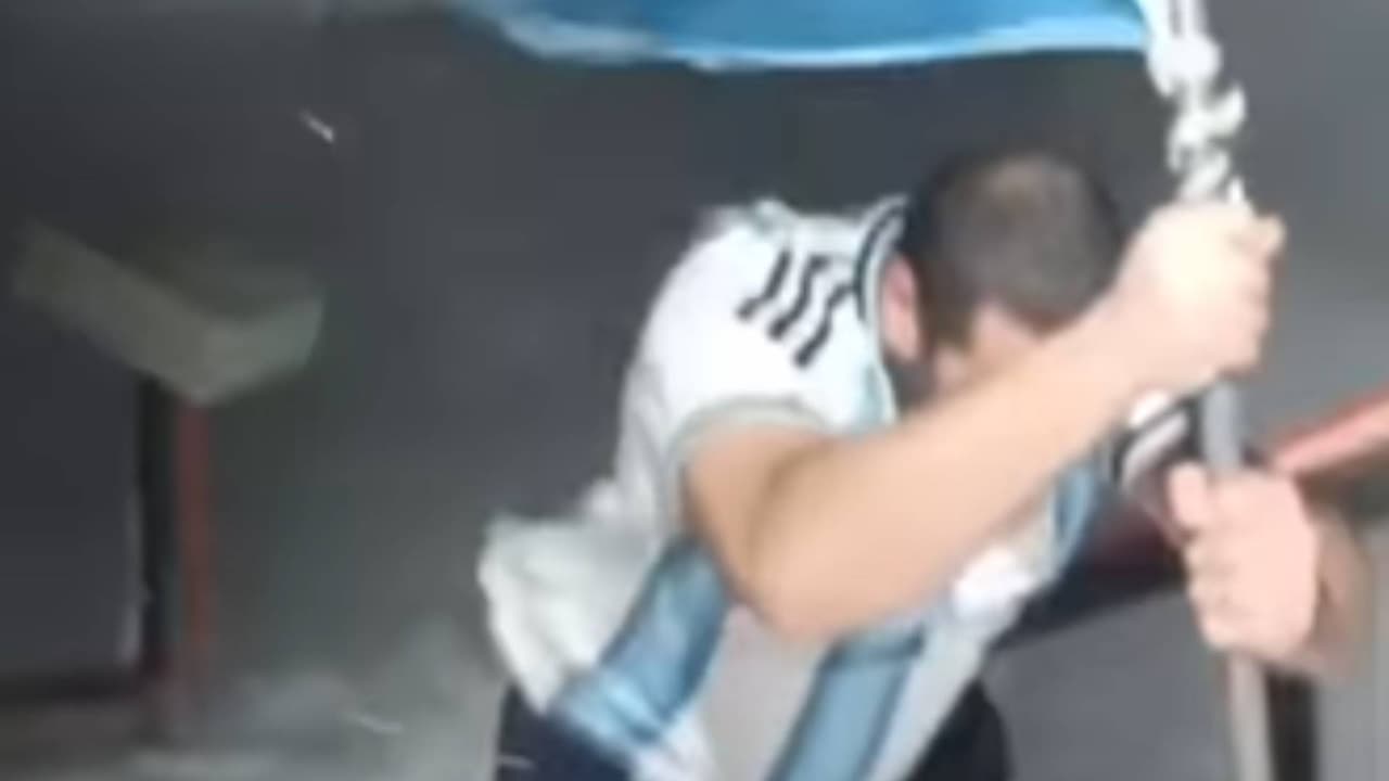 Aficionado celebra triunfo de Argentina sobre Inglaterra en plena tormenta en la Antártida