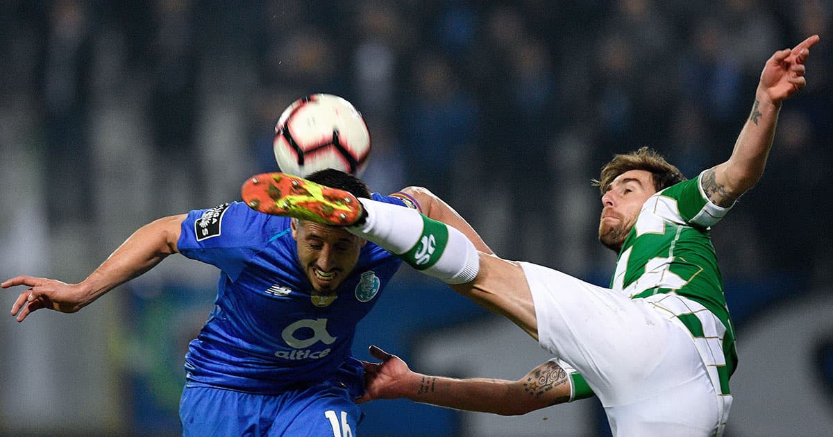 El mexicano Héctor Herrera (izquierda) fue la figura del Porto al anotar el gol del empate 1-1 en su visita al Moreirense.
