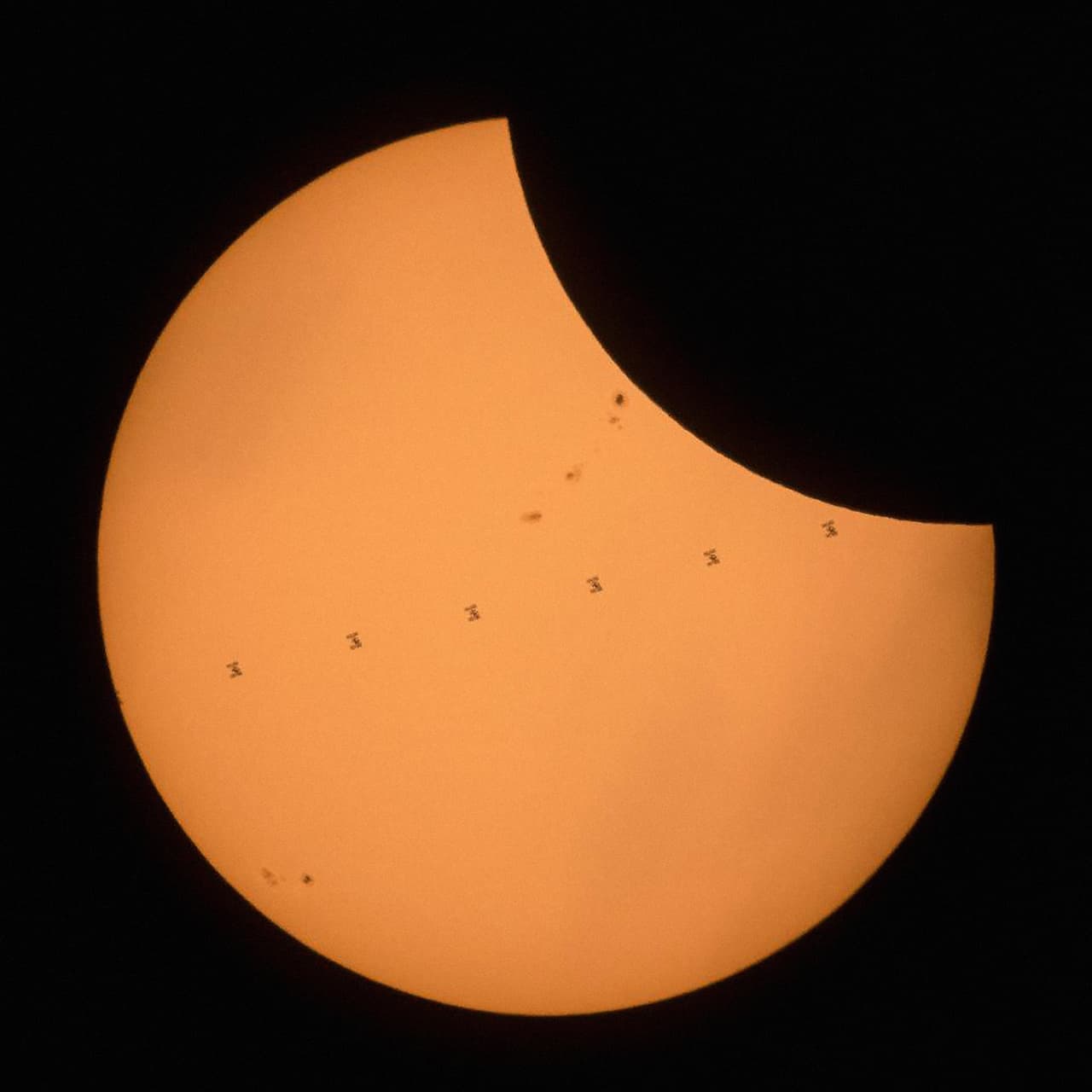 Aquí se ve la secuencia de cómo se desplazó la Estación Espacial Internacional durante el eclipse solar visto desde Ross Lake. Es una foto múltiple vista desde Northern Cascades National Park, en Washington State.