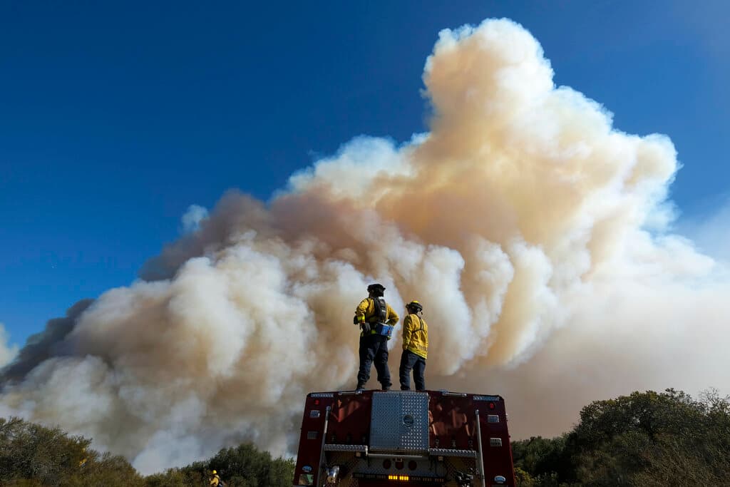 El incendio Alisal ya ha quemado al menos 24 millas cuadradas (62 kilómetros cuadrados) de denso chaparral en las montañas de Santa Ynez, al oeste de Santa Bárbara, en 
<a href="https://www.univision.com/temas/california">California</a>.
