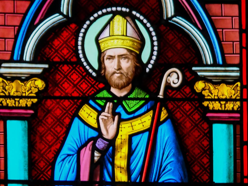 En Milán, Mónica encontró al obispo de la ciudad, San Ambrosio, y a través de él encontró la dicha de que Agustín se acercara y convirtiera al cristianismo, en el año 387.