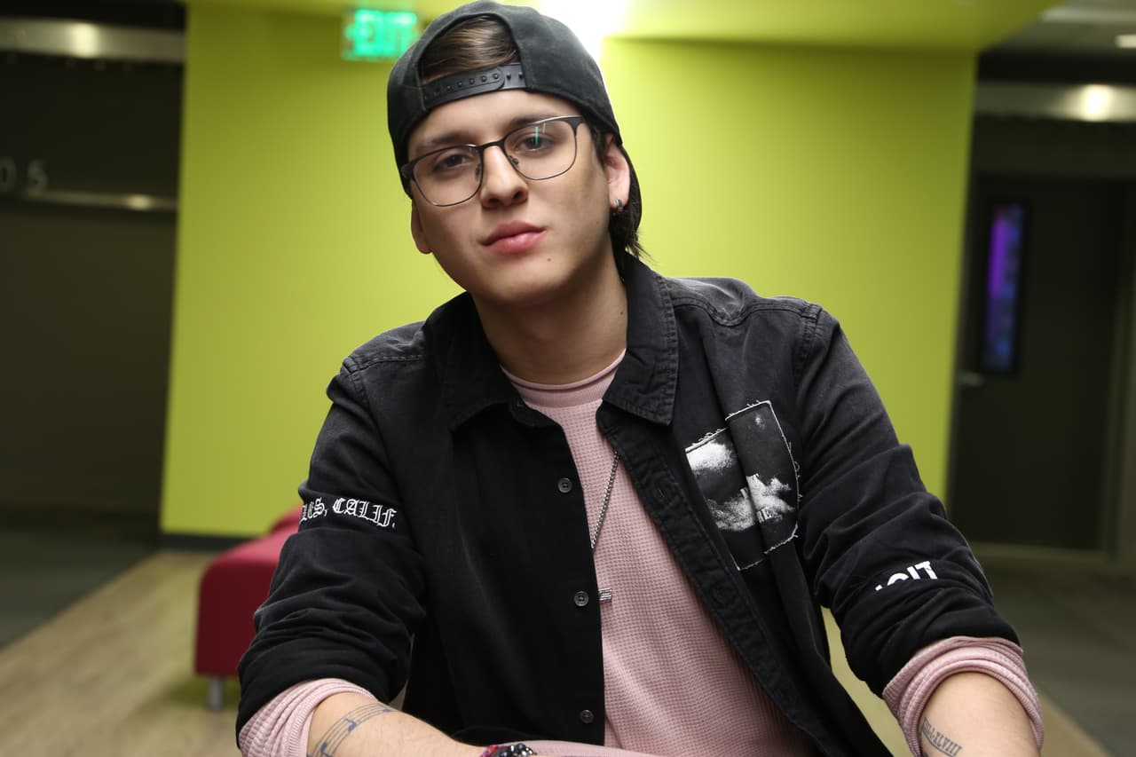 Sus lentes nunca pueden faltar ya que son parte esencial de su estilo.