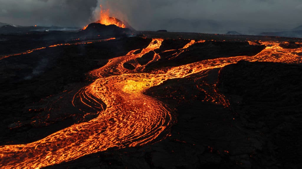 <a href="https://www.univision.com/noticias/en-video-un-volcan-en-islandia-registra-su-erupcion-mas-potente-hasta-el-momento-video">La lava fluye del volcán Sundhnúkur, el 30 de mayo de 2024, en Islandia.</a> El volcán entró en erupción, cortando la electricidad a Grindavik y obligando a la evacuación de cientos de personas.