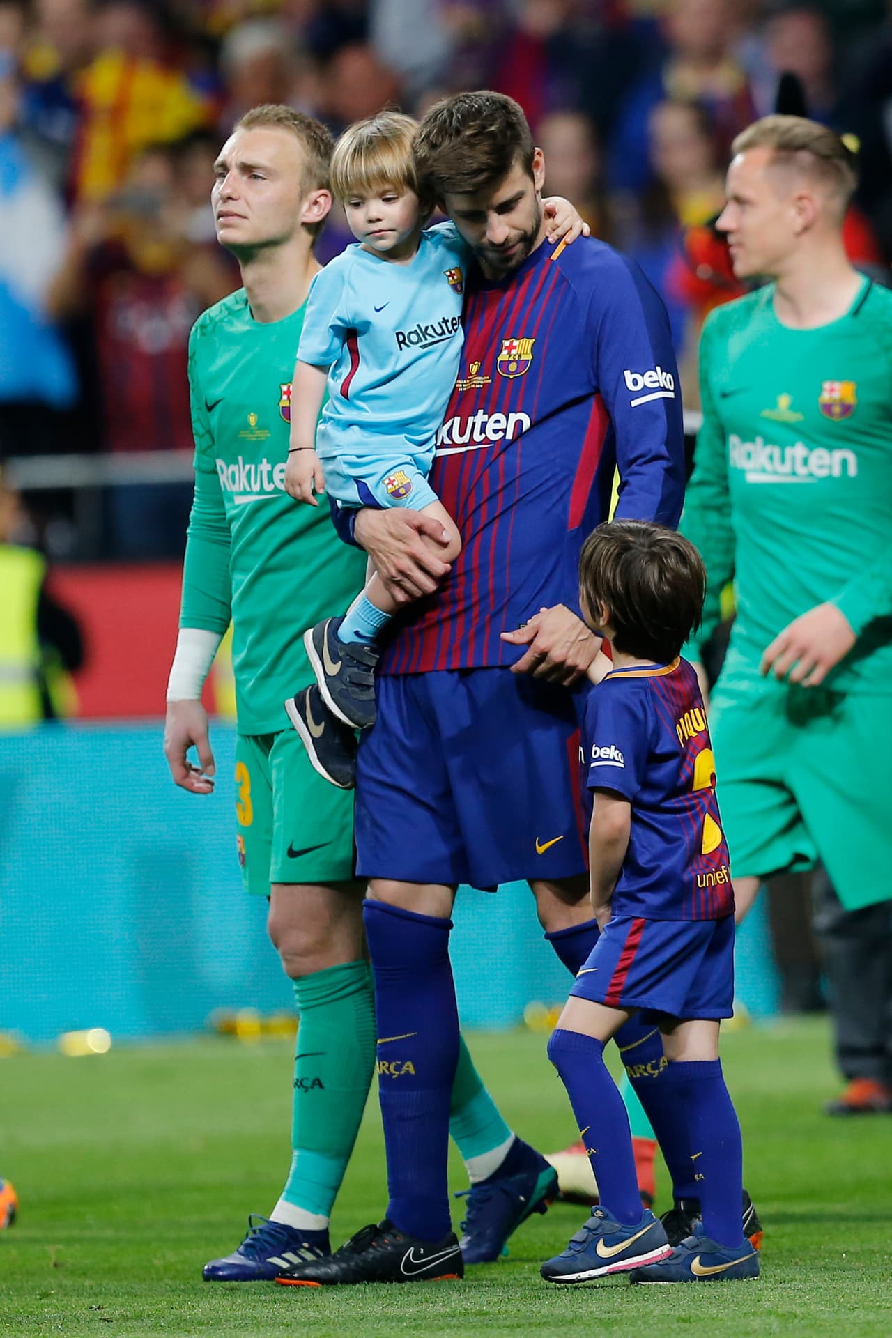Sasha y Milan celebraron con papá, pero dentro de un mes, en junio, serán testigos de la euforia que provoca su mamá cada vez que toma un escenario.