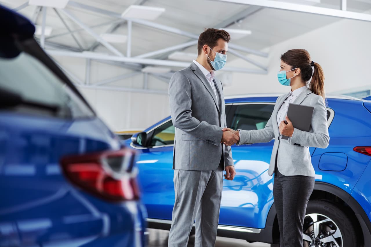 <h3 class="cms-H3-H3"><b>1) Puedes usar el cheque de estímulo para comprar un carro nuevo</b></h3>
<br>
<br>En este caso, el dinero puede ser parte del pago inicial (down payment), pues recuerda que mientras más dinero des al inicio, más pequeño será el préstamo y por consiguiente menos tendrás que pagar en intereses.
<br>
<br>
<b>Relacionado:</b>
<a href="https://www.univision.com/carros/ranking-de-carros/carros-nuevos-venta-mas-rapida-estados-unidos-2021-fotos"><u>Estos son los carros nuevos que más rápido se venden en EEUU durante 2021</u></a>