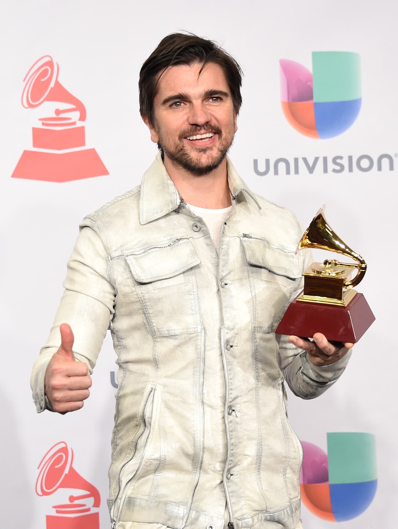 Juanes es el más premiado en la historia de Latin GRAMMY, el cantante ha acumulado un total de 24 trofeos.