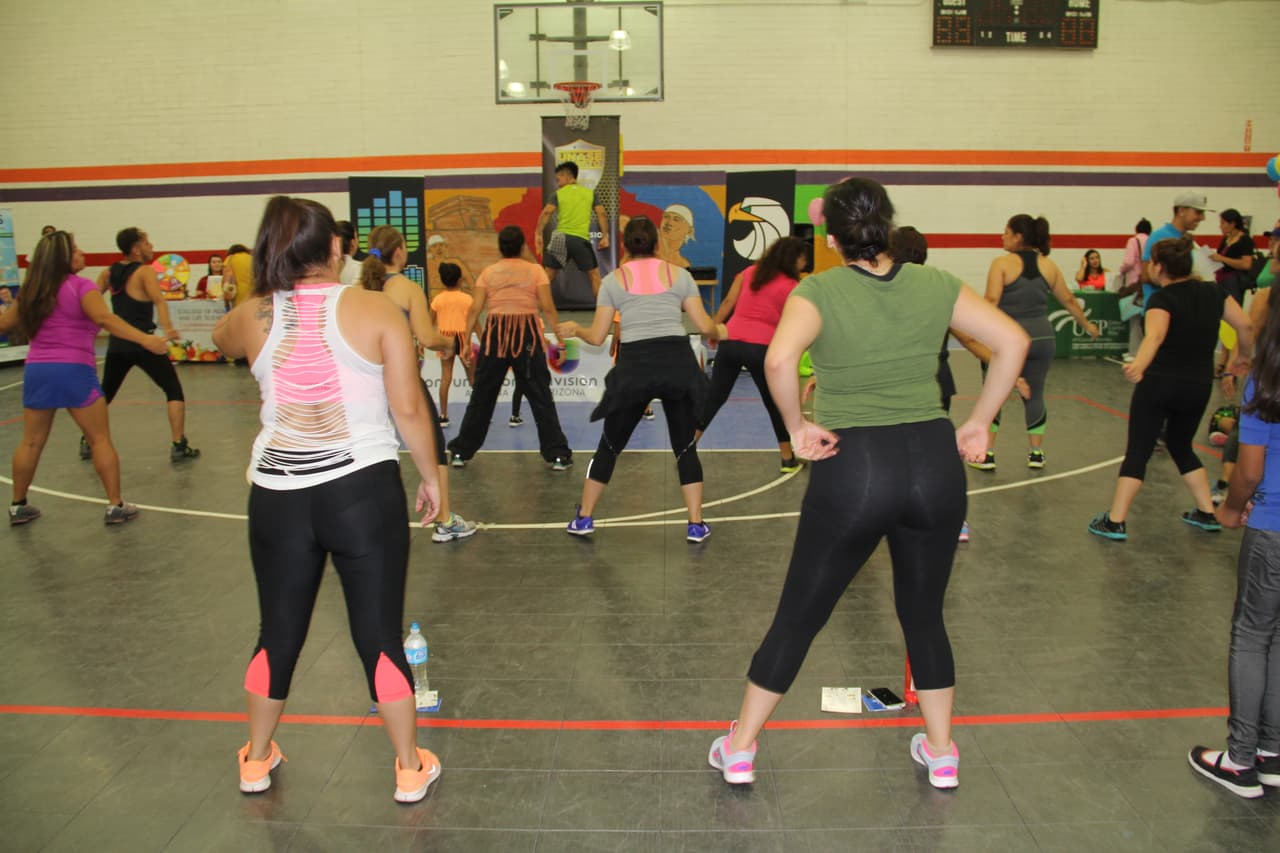 Unas 300 personas asistieron a la feria “Camino a la Salud’, donde se hicieron exámenes gratis, bailaron Zumba y conocieron a la carismática Cecilia Ramírez Harris de Primer Impacto.