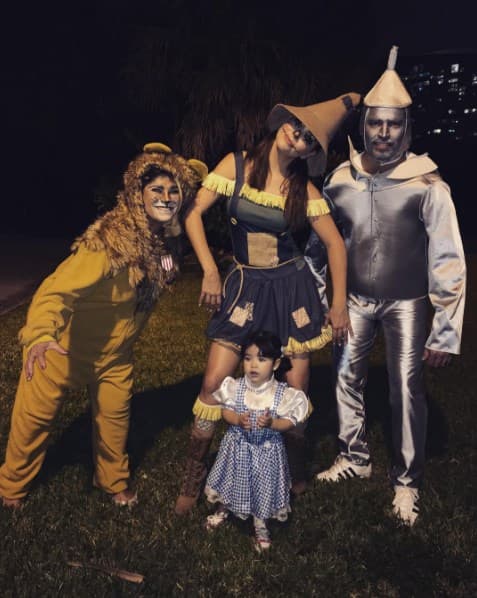 ¡Sensacional! De cartel para anunciar la película quedó esta bella imagen de Los Martínez of Oz.