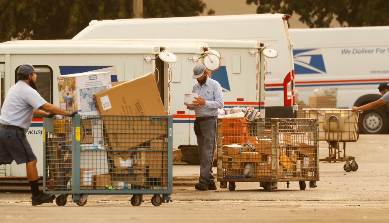 Llegó la fiebre de compras navideñas, ¿se les pagará a los carteros por todo su trabajo?
