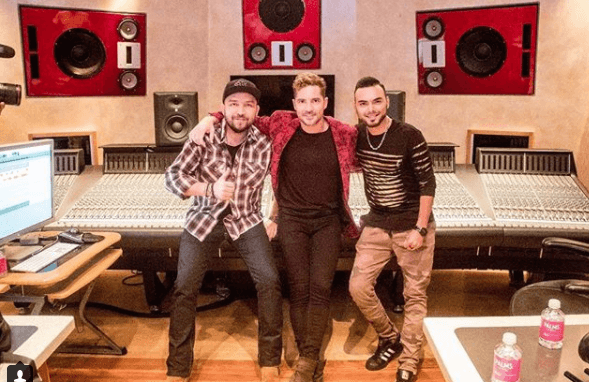 Luego del anuncio de que El Recodo haría un disco de duetos, se comenzaron a barajar varios nombres, los cuales poco a poco han salido a la luz pública. Tal es el caso de David Bisbal, quien esta semana subió a Instagram esta imagen junto a Poncho Lizárraga y Geovanni Mondragón, vocalista de la banda: "Dije que teníamos una súper colaboración de México y aquí lo tenemos. Ha sido un privilegio colaborar con la banda El Recodo, celebrando su 80 aniversario".