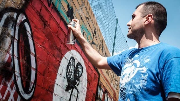 Los hombres que transforman grafitis neonazis en arte