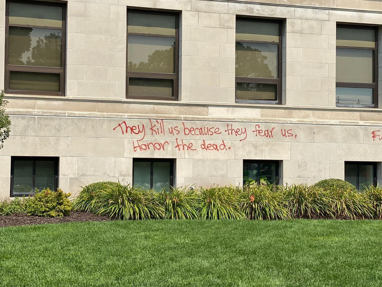 Los disturbios se desataron luego de que en redes sociales se distribuyó un video que captó a un oficial tomando por la camisa al hombre y luego disparándole en la espalda, mientras éste se trataba de meter en un vehículo.