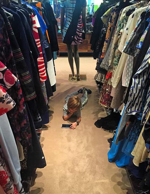 ¡Es el hombrecito perfecto! No tiene problema para esperar a mamá cuando van juntos de compras.