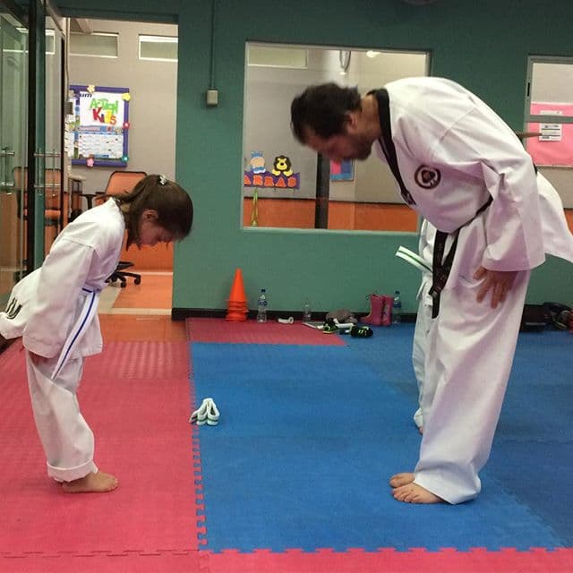 María es una niña multifacética. Además de Ballet, practica Karate.