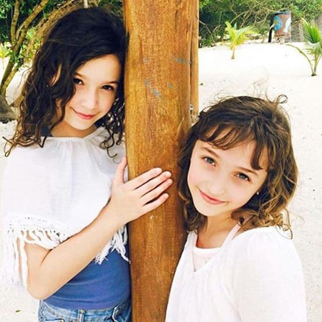 Mía y Nina han aprendido a ser igual de amorosas que su mamá, Andrea Legarreta.