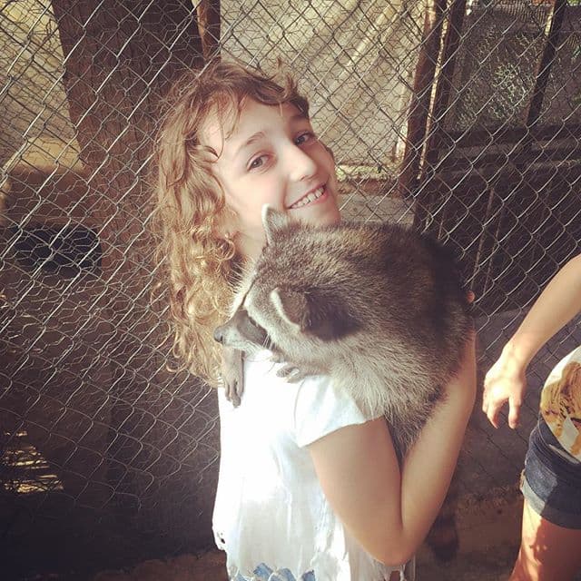 A Nina le encantan los animalitos y cuidar de ellos.