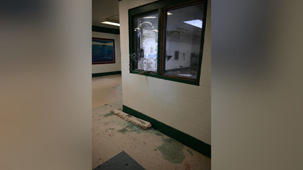 <b>La razón del motín fue porque estaban quitando contrabando de los reos en la cárcel</b>, dijeron las autoridades. Las autoridades pudieron contener el control del sitio luego de haber evacuado a un pasillo que era seguro, dice el comunicado de las autoridades. Ellos pudieron tomar el control de un dormitorio, pero para otro, necesitaron a agentes de armas químicas para que los reos pudieran detenerse.