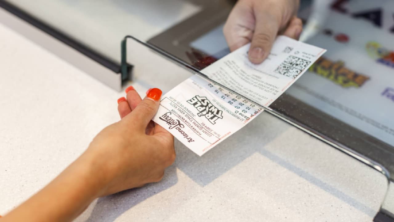 Funcionarios de la 
<a href="https://twitter.com/AZLottery/status/1481013975693230083" target="_blank">lotería de Arizona buscan al ganador</a> del premio de 
<b>$2,149,869</b> del sorteo del sábado 8 de enero del 2022.