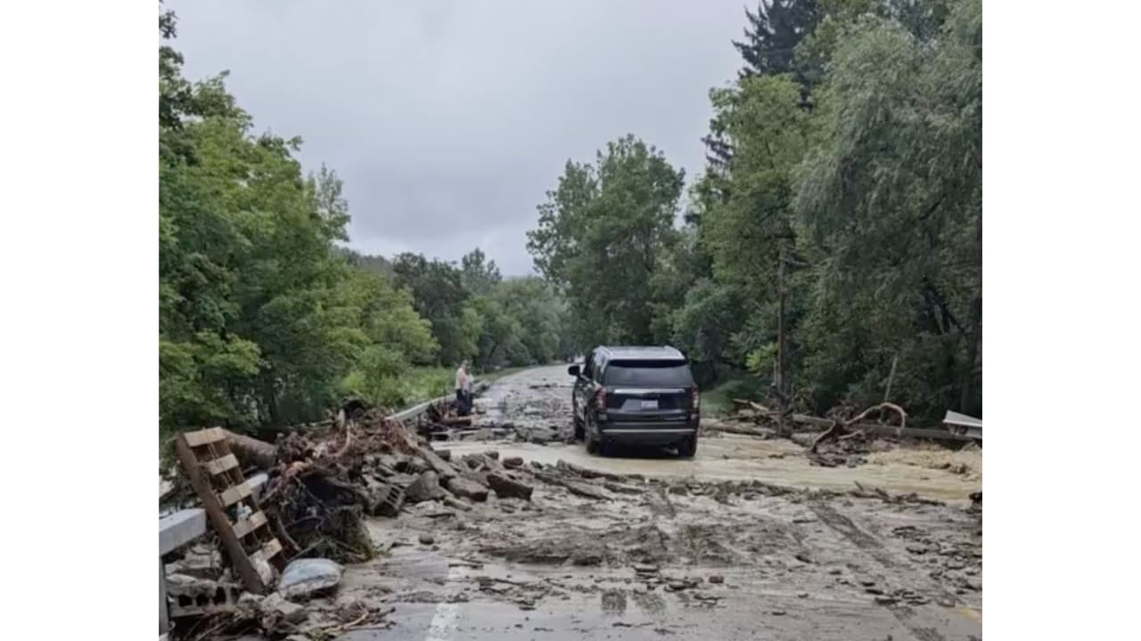 Uno de los caminos del pueblo quedó casi intransitable, con lodo, el pavimento roto y agua colándose del río.