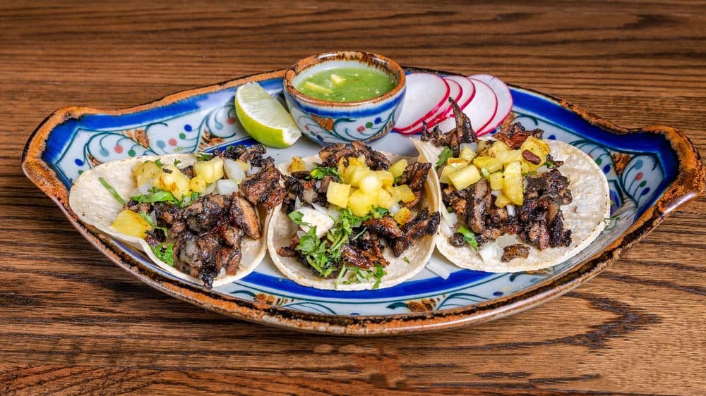 <b>Cantina La Martina</b>
<br>Dirección: 2800 D St. Philadelphia, PA. 19134
<br>Teléfono: (267) 519-2142 
<br>Sitio web: 
<a href="https://www.cantinalamartinapa.com/">https://www.cantinalamartinapa.com/</a> 
<br>
<b><a href="https://www.yelp.com/map/cantina-la-martina-philadelphia">Cómo llegar</a></b>
<br>
<br>En Yelp aseguran que son la “mezcla perfecta de comida y decoración mexicana prehispánica y contemporánea” y que sirven “platos familiares modernos elaborados con auténtico sabor y tradición mexicana”.