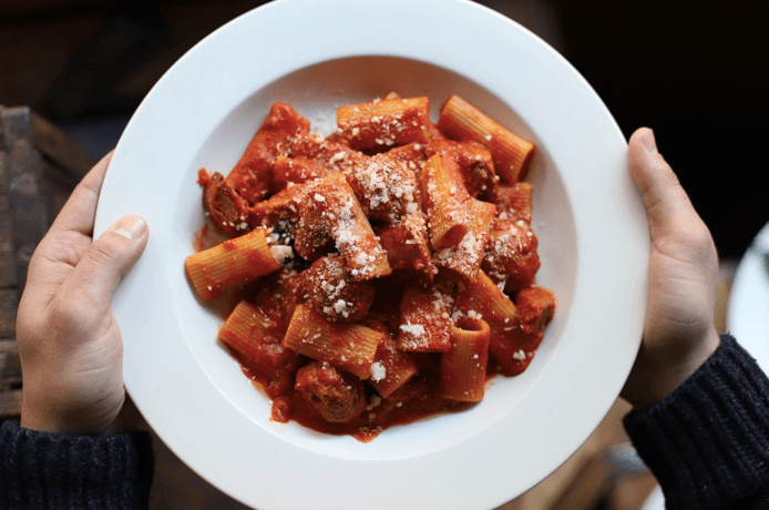 Si eres un amante de la pasta, 
<b>Saggio</b> es un restaurante para especialidades y vinos del sur de Italia. Se encuentra en el 827 West 181st St, New York, NY 10033 y está abierto de 4pm a 11pm los días laborables.