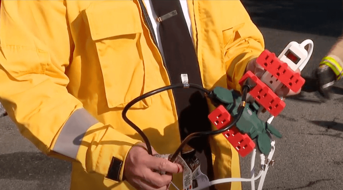 <b>1. Sobrecarga</b>
<br>
<br>Difícil observar esta imagen y no reaccionar, pues muchos hemos sido testigos de este tipo de extensiones, con la mayoría de los enchufes ocupados. Precisamente esa es la causa común que más fuegos provoca: la sobrecarga.