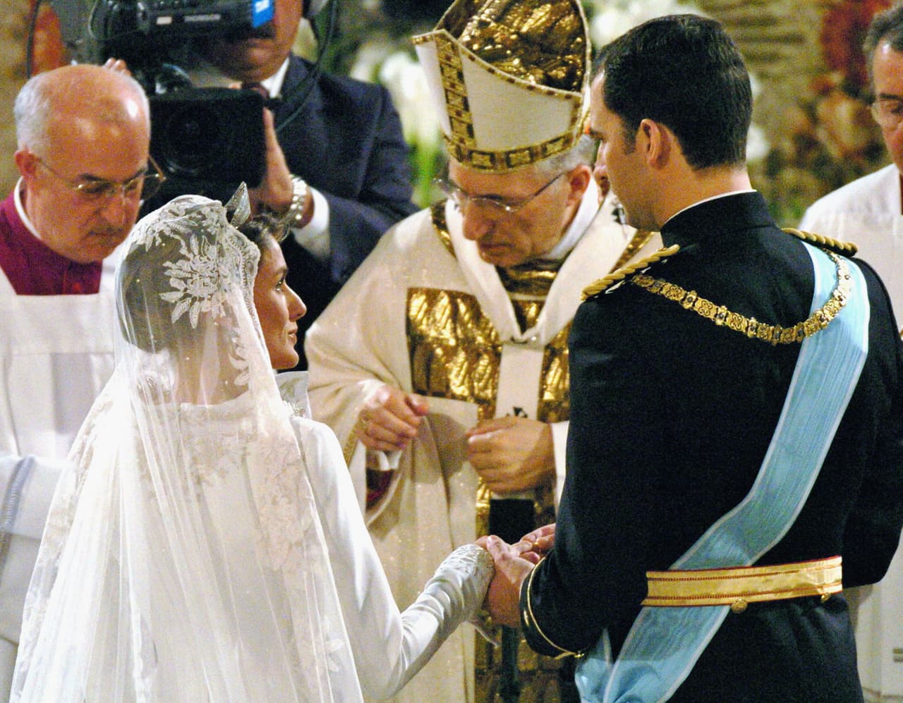 Letizia Ortiz se casó el 22 de mayo de 2004 con el Príncipe Felipe vestida con un imponente vestido blanco de velo creado por el emblemático diseñador español Manuel Pertegaz, quien en su momento también vistió a Audrey Hepburn y a Jackie Kennedy.