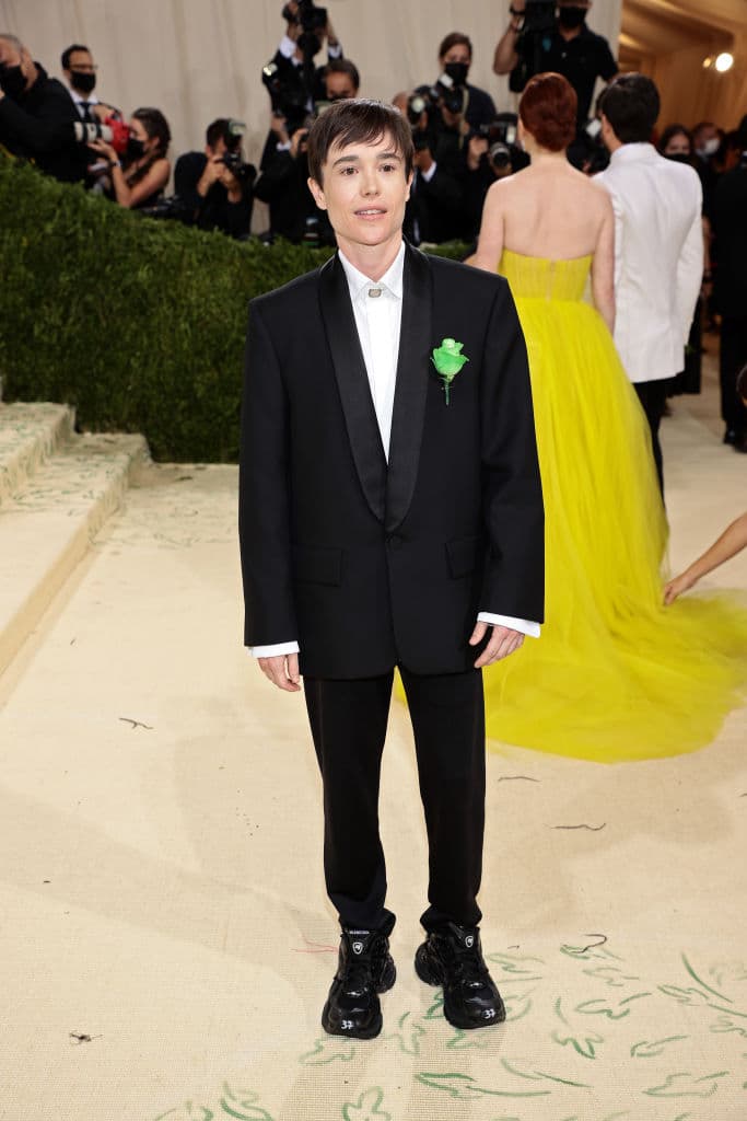 Esta fue la primera aparición pública de Elliot Page desde que causó impacto confesando que es transgénero, y eligió un traje sobrio con zapatos deportivos.