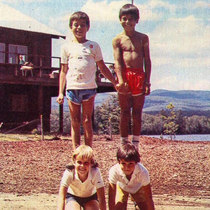 En principio, el hijo menor del matrimonio conformado por el cantante e Isabel Presley experimentó el divorcio de sus padres cuando tenia apenas tres años. La pareja se casó en 1971 y se separó en 1978; el intérprete de 'Súbeme la radio' nació en 1975.