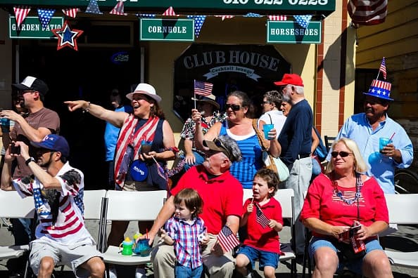 <b><a href="https://local.aarp.org/event/4th-of-july-fireworks-spectacular-2021-07-04-calabasas-ca.html" target="_blank">Calabasas:</a></b>
<br>Dónde: Calabasas High School - En el 22855 Mulholland Highway
<br>Calabasas, CA 91302
<br>La venta de boletos inició desde el 1ro de junio en el parque Juan De Anza 
<br>Horario: las festividades comienzan a las 5:00 p.m.
<br>