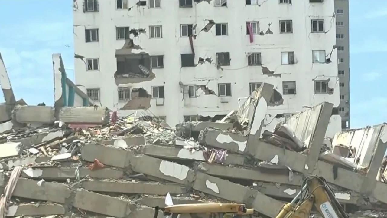 Así es la demolición controlada de edificios en La Guaira tras devastadores terremotos en Venezuela