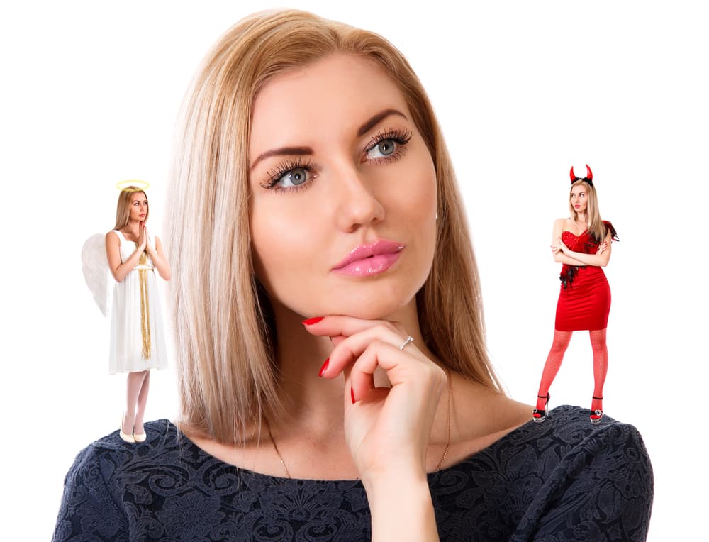 Es como el típico escenario caricaturesco de tener un angelito y un diablito en nuestro hombro, y el diablito se está dando el lujo no de susurrarnos malos consejos, sino de gritarnos al oído cualquier sandez que se le antoje para que Mercurio retrógrado nos pegue de más.