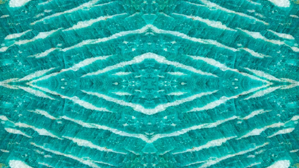 La amazonita consigue conectar cuerpo y alma de tal manera que te brindará una tranquilidad muy relajante, llevándote a conseguir paz y serenidad. Así que estás rodeado de un ambiente muy conflictivo y pesado, sea en tu casa o trabajo, la piedra es capaz de restaurar el orden y control emocional en tu entorno.