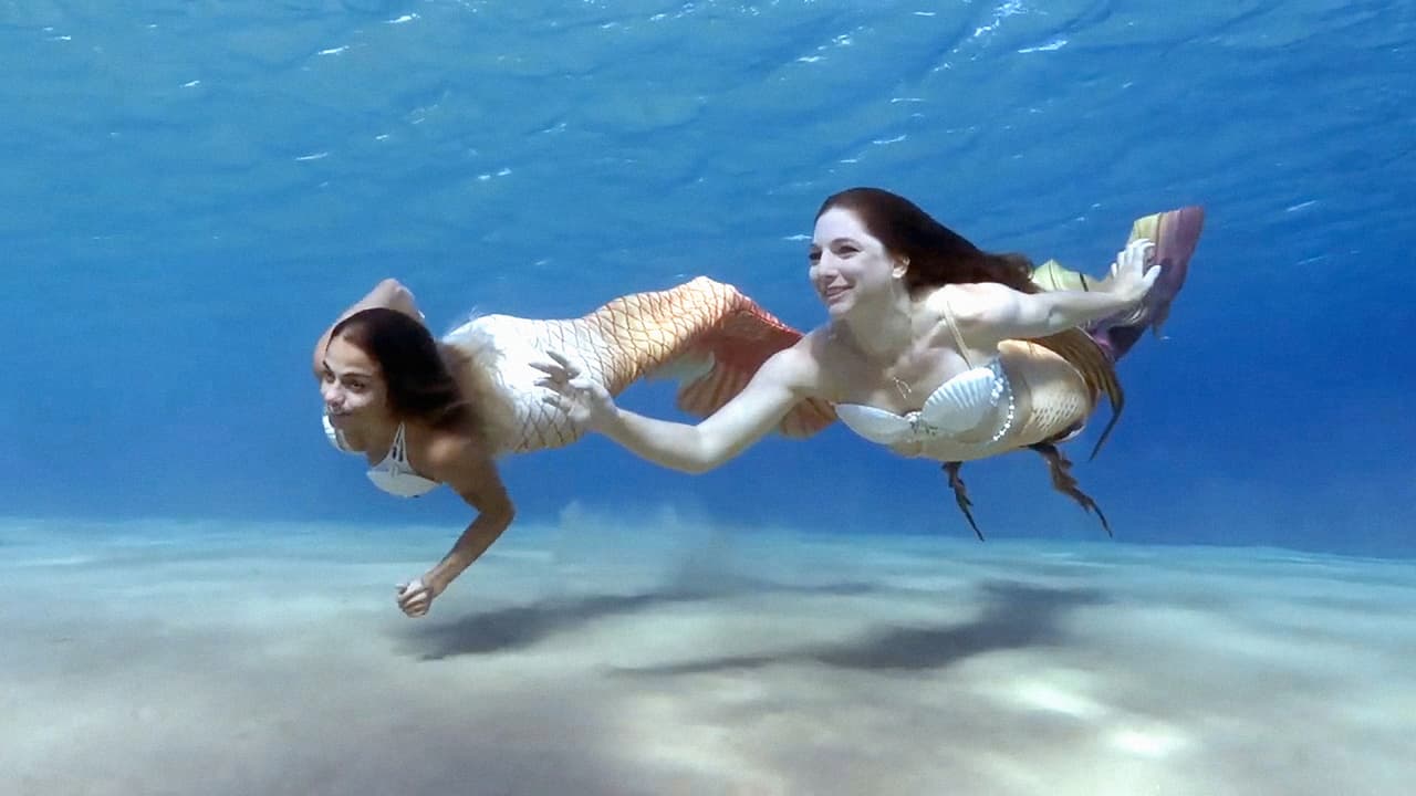 "Algunos vienen porque están interesados o sienten una conexión especial con el agua. Otros porque realmente sueñan con convertirse en sirenas", dijo Katzenell. En la fotografía, 
<a href="https://www.facebook.com/mermaidisrael/videos/409898486223253/" target="_blank">tomada de un video del grupo de Facebook</a>, la fundadora muestra sus habilidades bajo el agua con la cola de pez.