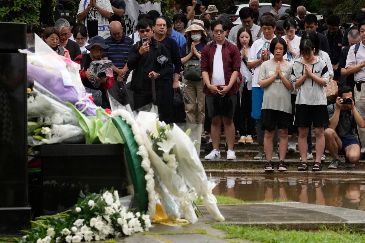 Varias personas rezan en el Parque de la Paz durante un acto para conmemorar el 80 aniversario de la bomba atómica arrojada sobre Nagasaki, Japón, el 9 de agosto de 2025.
<br>
<br>
<b>Sobrevivientes como Minoru Suzuto y Fumi Takeshita advirtieron que pronto no quedará nadie para contar en primera persona el horror vivido. En ambas ciudades, las historias de los sobrevivientes se preservan en formatos digitales y en actividades con jóvenes para evitar que la memoria se pierda.</b>
<br>
