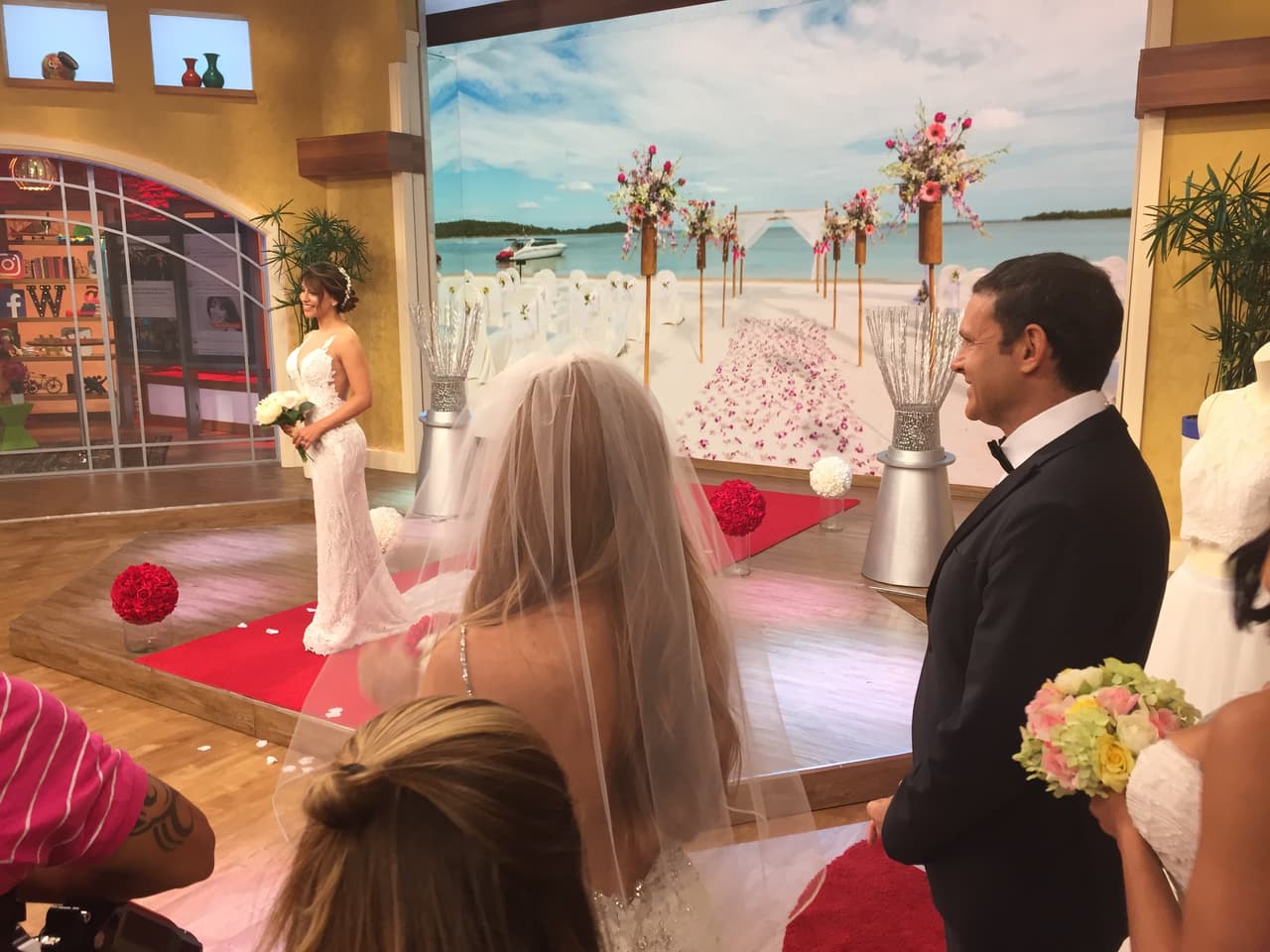 Fuera de la pasarela todos estaban admirados de lo bella que se veía Jessica Cediel vestida de novia.