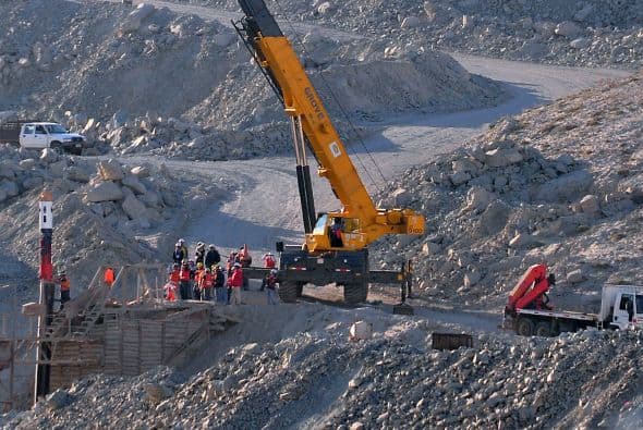 Con rostros serios y en silencio, familiares de 27 de los 33 mineros atrapados desde el 5 de agosto en una mina de esta región del norte de Chile demandaron el jueves a los dueños de la empresa por 10 millones de dólares. En pocos días, a comienzos de octubre, las mismas familiares presentarán una demanda similar contra el Estado chileno, por igual monto.