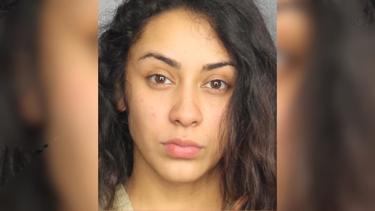 Según la orden de arresto y la investigación del FBI, durante una operación encubierta recuperaron a dos niñas de 15 años que eran vendidas por Kiara Nuñez para encuentros sexuales por $250. 
<br>