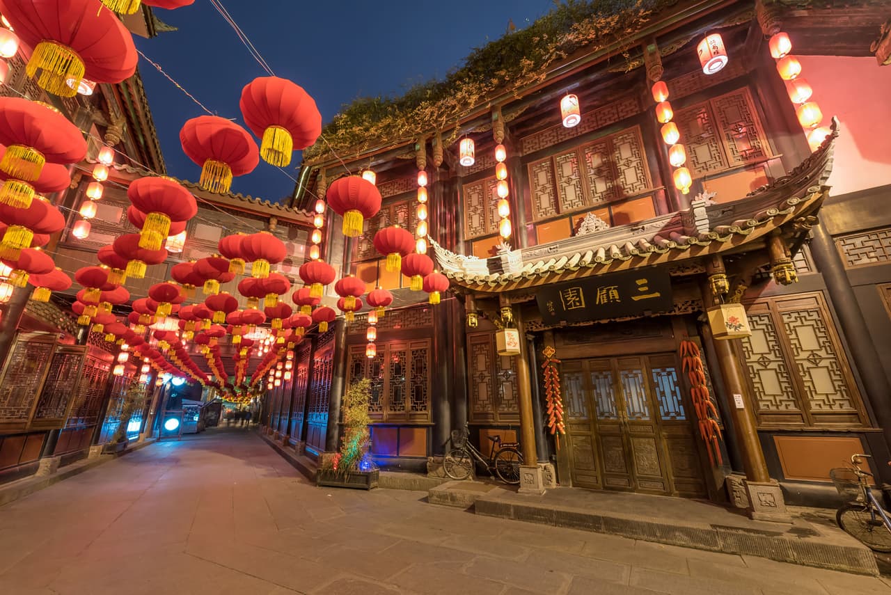 <b>Calle Jinli (Chengdu, China)</b>
<br>
<br>La calle Jinli de Chengdu, al sudeste de China, es hermosa durante todo el año. Sin embargo, el mejor momento para conocerla es durante el Año Nuevo chino, cuando los lugareños iluminan las calles con hermosos motivos ceremoniales.
<br>