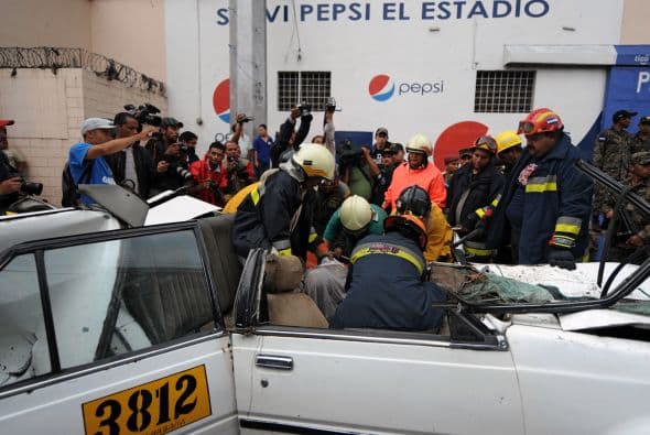El incidente ocurrió durante una tormenta que debido a su fuerza desplomó un muro del estadio.