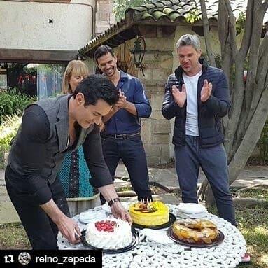 Durante estos meses de grabaciones, la producción también encontraba tiempo para festejar a los cumplañeros en el set. Uno de ellos fue el guapo David Zepeda, quien cumplió 43 añitos.