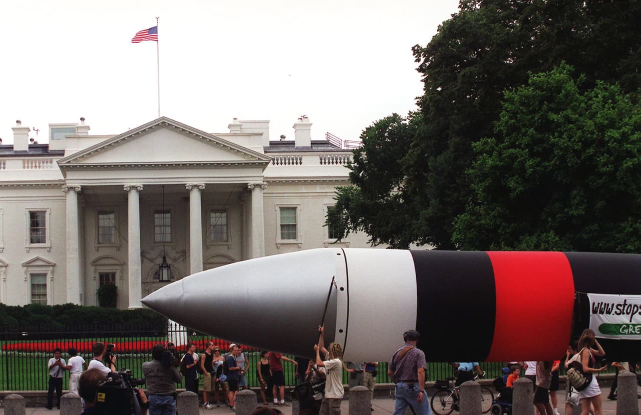 En 2000, miembros de Greenpeace empujan frente a la cara norte de la Casa Blanca un globo con la forma de un misil nuclear, a manera de protesta contra el programa de defensa estadounidense.