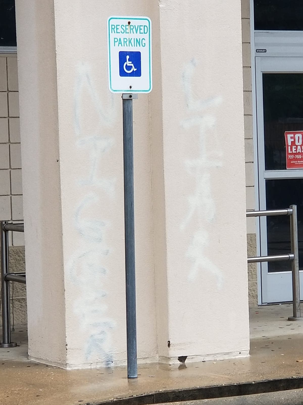 La columnas de este local en donde existía una farmacia fue vandalizado con los mensajes racistas.